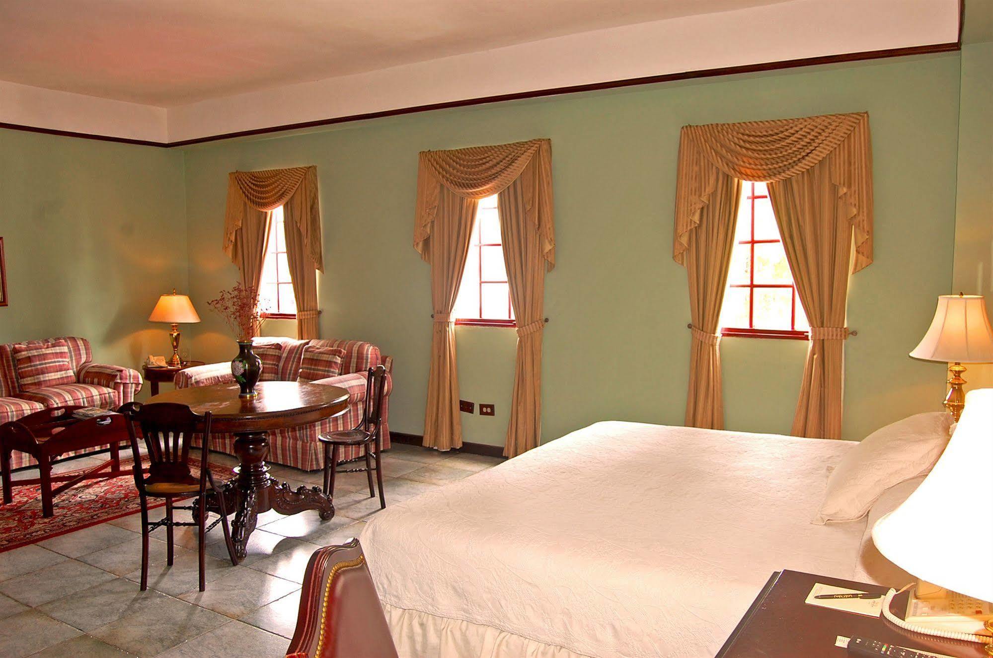 Hotel Deville